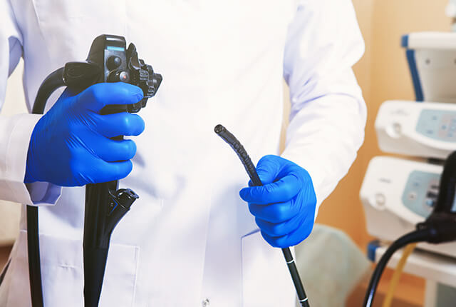 大腸カメラ検査を行う消化器内視鏡専門医のイメージ