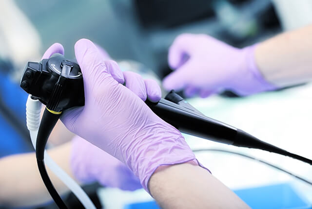 大腸カメラ検査を行う消化器内視鏡専門医のイメージ