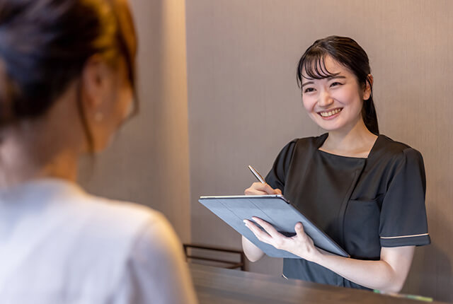 患者の問診を行う看護師のイメージ