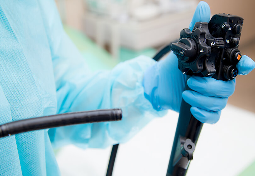 内視鏡検査を行う消化器内視鏡専門医のイメージ