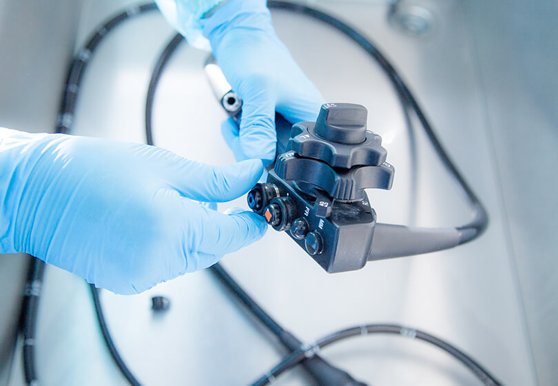 内視鏡検査の準備を行う消化器内視鏡専門医のイメージ