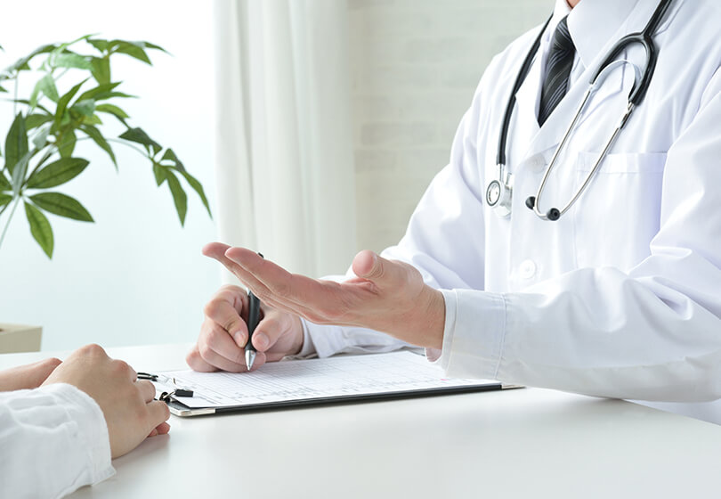 患者の診察を行う医師のイメージ