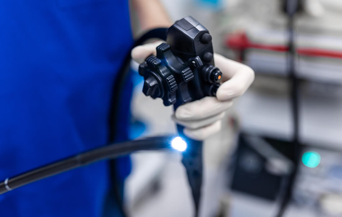 胃カメラ検査を行う消化器内視鏡専門医のイメージ