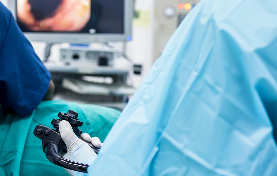 大腸カメラ検査を行う消化器内視鏡専門医のイメージ